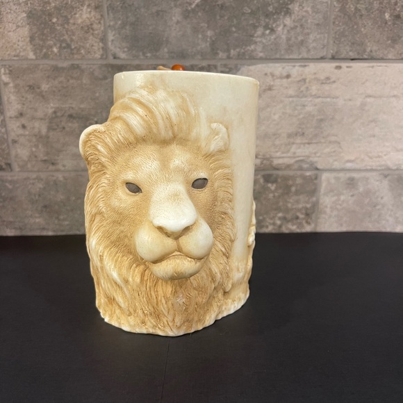 Candle of Lion - Picture 1 of 6